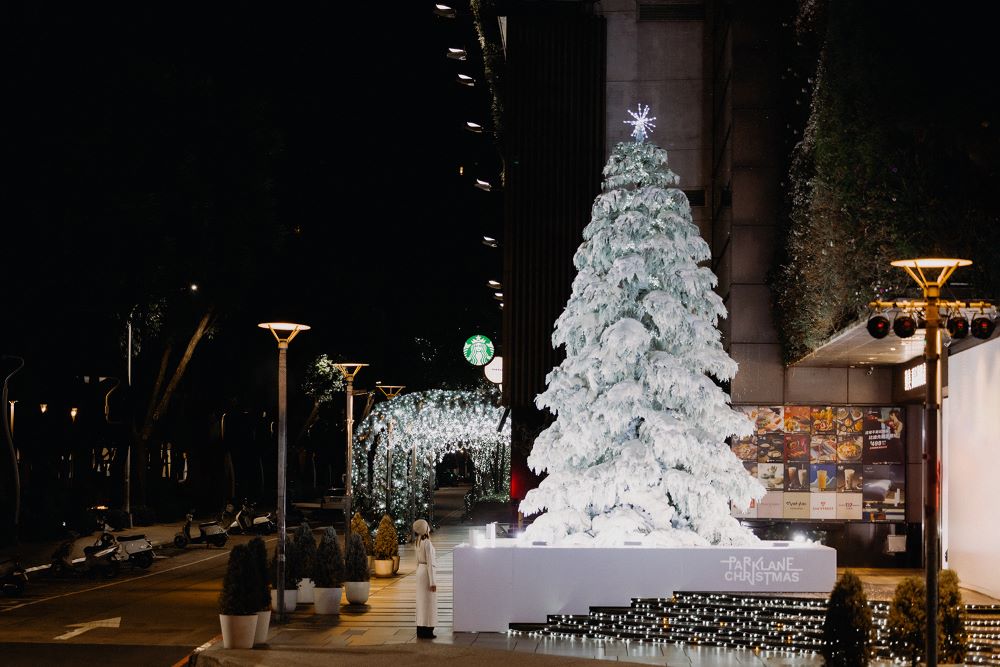 台中勤美草悟聖誕村登場！250公尺長「光之道」、飄雪堆積聖誕樹…